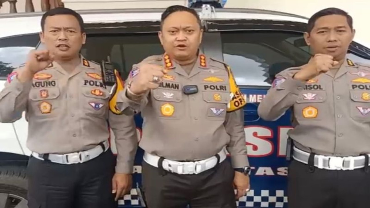 Dirlantas Polda Sumbar Kombes Pol Hilman Wijaya (tengah). ANTARA/HO Ditlantas Polda Sumbar.