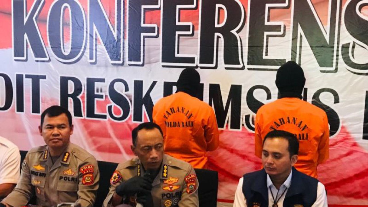 Kasatgas Saber Pungli Polda Bali Kombes Pol. Arif Prapto Santoso (tengah) didampingi Kabid Humas Polda Bali Kombes Pol. Stefanus Satake Bayu Setianto (kiri) dan Wakil Direktur Reserse Kriminal Khusus Polda Bali AKBP Ranefli Dian Candra (kanan) memberikan keterangan pers terkait pengungkapan kasus pungutan liar pegawai Dinas Perhubungan pada Unit Pelaksana Penimbangan Kendaraan Bermotor (UPPKB) Cekik, Gilimanuk, Kabupaten Jembrana di Denpasar, Bali, Rabu (12/4/2023). ANTARA/Rolandus Nampu