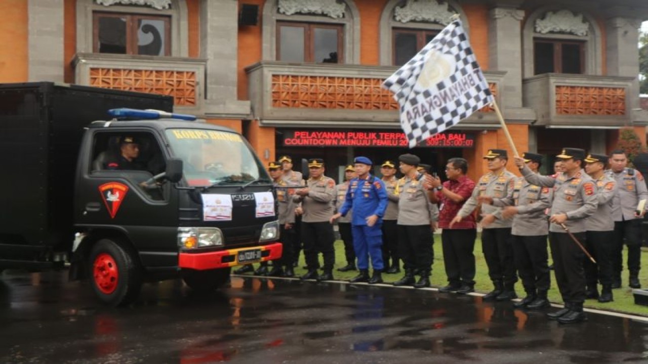 Kepala Kepolisian Daerah Bali Inspektur Jenderal Polisi Putu Jayan Danu Putra secara simbolis melepas rombongan pengangkut ribuan paket sembako di Markas Polda Bali, Denpasar, Selasa (11/4) untuk dibagikan kepada masyarakat selalu bulan Ramadhan. ANTARA/HO-Humas Polda Bali