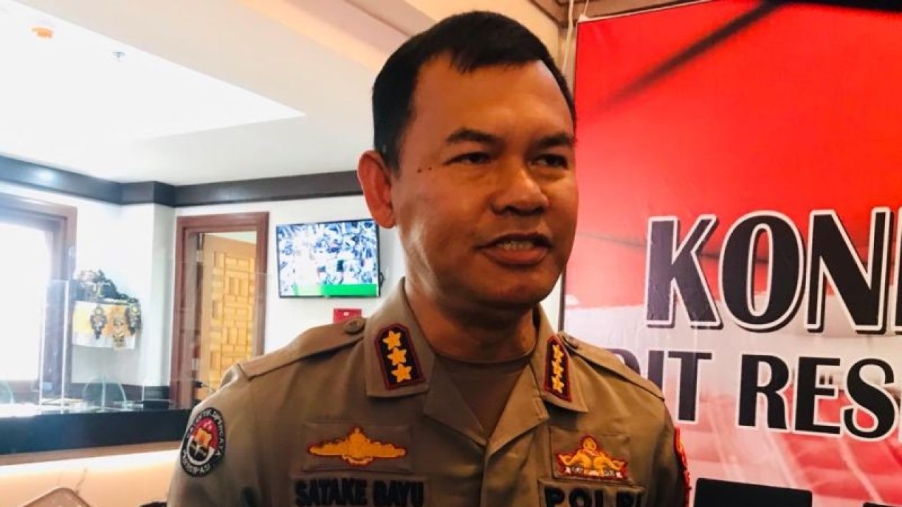 Kepala Bidang Hubungan Masyarakat Polda Bali Komisaris Besar Polisi Stefanus Satake Bayu Setianto memberikan keterangan terkait kesiapan Polda Bali menyambut mudik lebaran 2023 di Denpasar, Bali, Rabu (12/4/2023). ANTARA/Rolandus Nampu