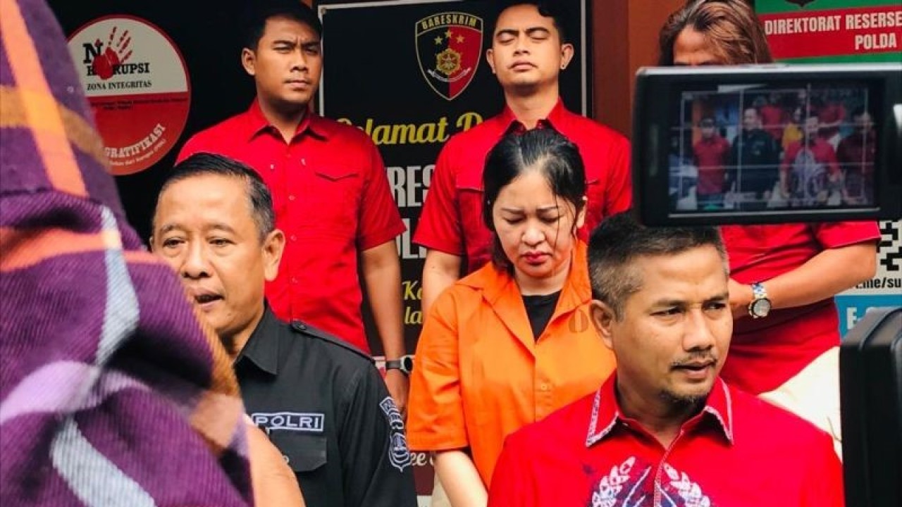 Wakil Direktur Reserse Kriminal Umum Kepolisian Daerah Bali AKBP Suratno (kanan depan) didampingi Kasubid Penmas Kompol Anwar Sasmito (kiri) memberikan keterangan pers terkait pengungkapan kasus penipuan belasan mobil mewah di halaman Gedung Direktorat Reserse Kriminal Umum Polda Bali, Denpasar, Kamis (6/4/2023). ANTARA/Rolandus Nampu