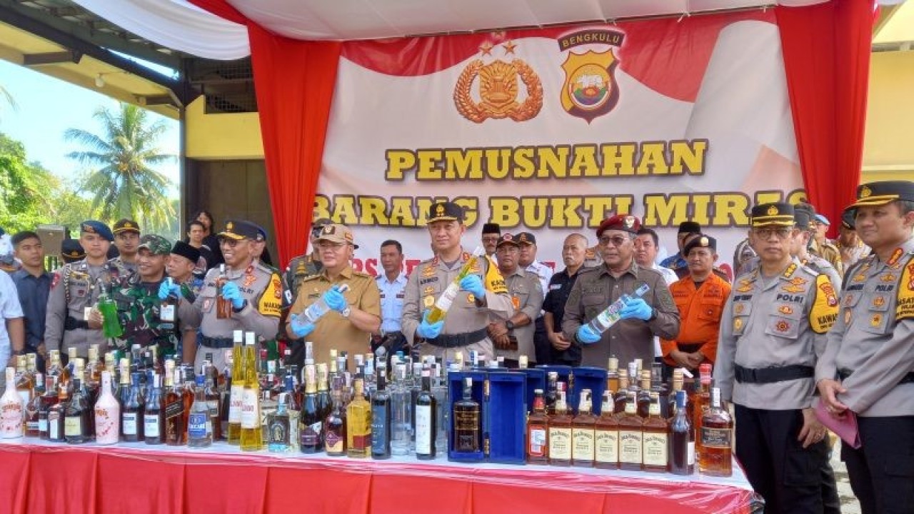 Gubernur Bengkulu Rohidin Mersyah dan Kapolda Bengkulu Kapolda Bengkulu Irjen Pol. Armed Wijaya saat memusnahkan barang bukti. ANTARA/Anggi Mayasari