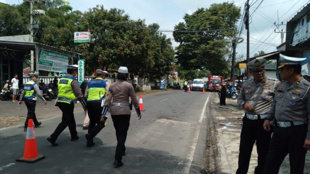 Petugas dari Ditlantas Polda Jabar saat melakukan olah TKP kejadian kecelakaan lalu lintas di Kuningan, Jawa Barat, Selasa (4/4/2023). ANTARA/Khaerul Izan