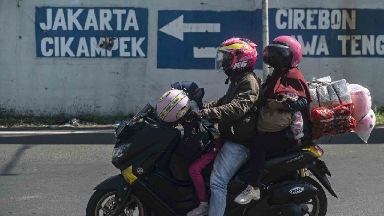 Pemudik dengan sepeda motor melintas di kawasan Simpang Jonim menuju arah Jakarta di Karawang, Jawa Barat, Kamis (5/5/2022). ANTARA FOTO/Aprillio Akbar/nym