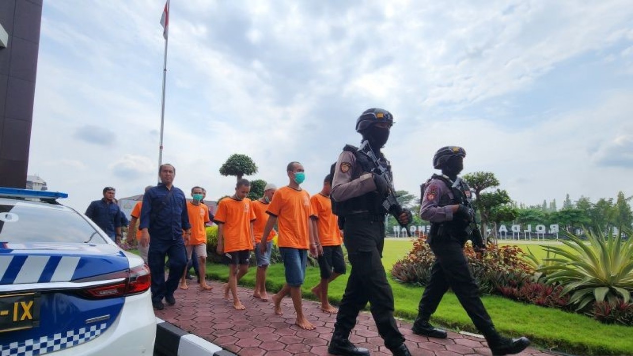 Sejumlah tersangka kasus penyalahgunaan narkoba dihadirkan saat rilis hasil Operasi Bersinar Candi 2023 di Mapolda Jateng, Semarang, Jawa Tengah, Selasa (4/4/2023). (ANTARA/ I.C. Senjaya)