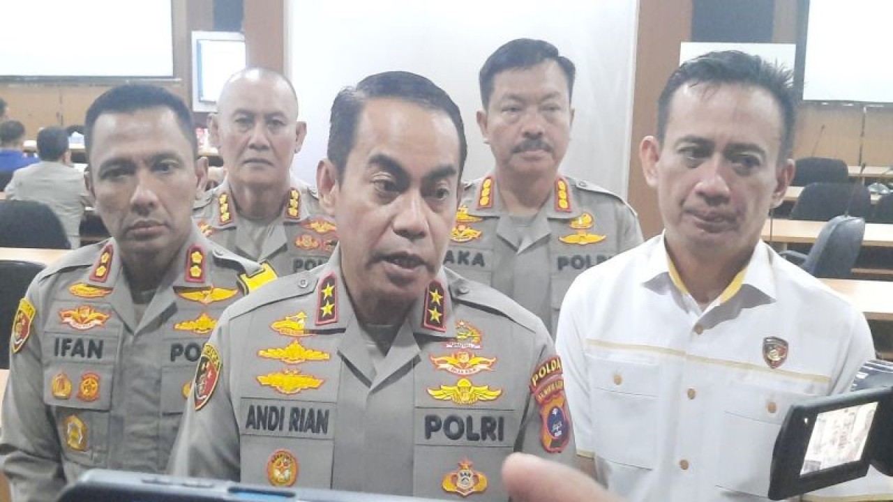 Kapolda Kalsel Irjen Pol Andi Rian R Djajadi memberikan keterangan terkait pembunuhan di Pengaron, Kabupaten Banjar, Selasa (4/4/2023). (ANTARA/Firman)