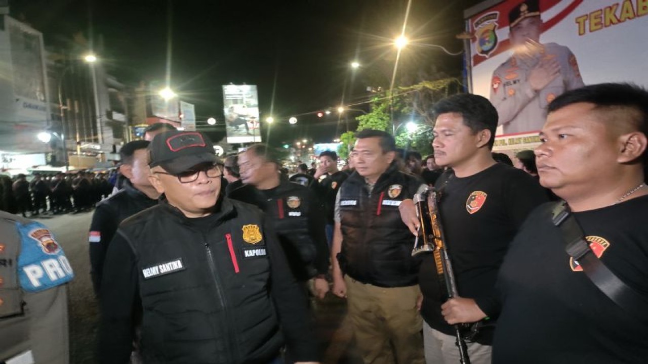 Kapolda Lampung Irjen Pol Helmy Santika saat mengecek kesiapan personel Tekab 308 dalam kegiatan apel gabungan pengamanan arus mudik Hari Raya Idul Fitri 1444 Hijrah. Bandarlampung, Sabtu malam, (15/4/2023). (ANTARA/Dian Hadiyatna)