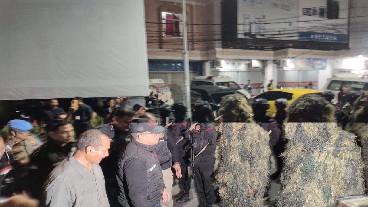 Kalpoda Lampung Irjen Pol Helmy Santika saat mengecek kesiapan personel dalam rangka pengamanan arus mudik dan balik lebaran 1444 Hijriah. Bandarlampung, Minggu, (16/4/2023). (ANTARA/Dian Hadiyatna)