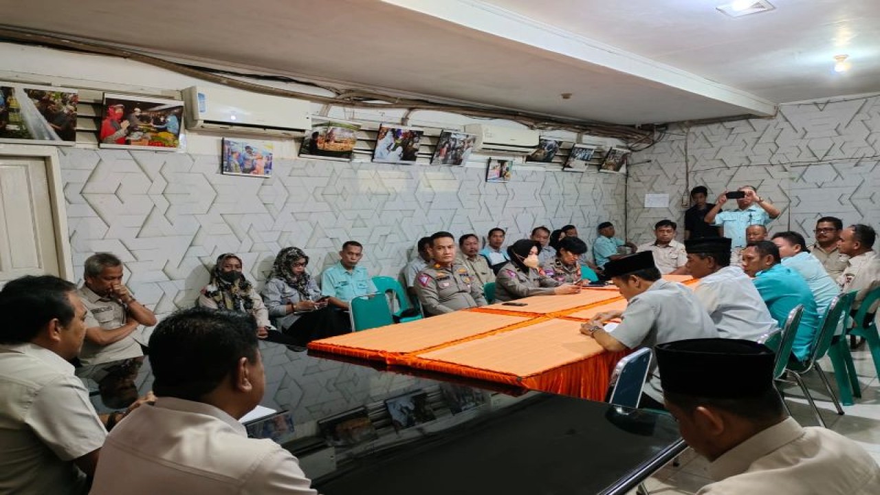 Jajaran Ditlantas Polda Sulsel dan Polrestabes Makassar bersama Perumda Pasar Makassar saat membahas penertiban PK5 jelang Hari Raya Idul Fitri 1444 Hijriah. ANTARA Foto/HO-Humas Polda Suls