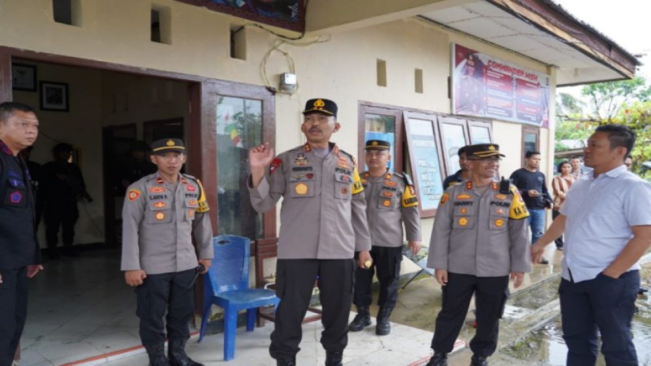 Kapolda Sulbar Inspektur Jenderal Polisi Verdianto I Bitticaca (tengah) saat mengecek kesiapan personel pengamanan pemilihan kepala desa serentak di Kabupaten Mamasa, Minggu (30/4/2023). (ANTARA/HO/Humas Polda Sulbar)