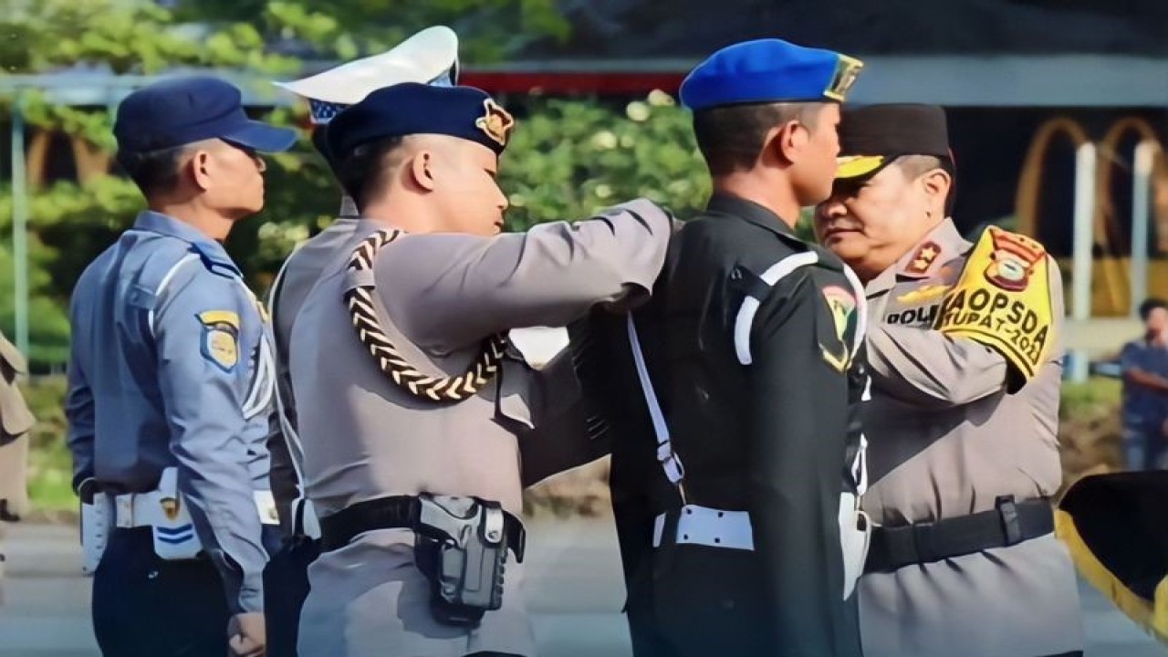 Kapolda Sulsel Irjen Pol Setyo Boedi Moempoeni Harso saat memasangkan pita kepada para personel pengamanan mudik lebaran saat apel pasukan Operasi Ketupat 2023 di Makassar, Senin (17/4/2023). ANTARA/Muh Hasanuddin