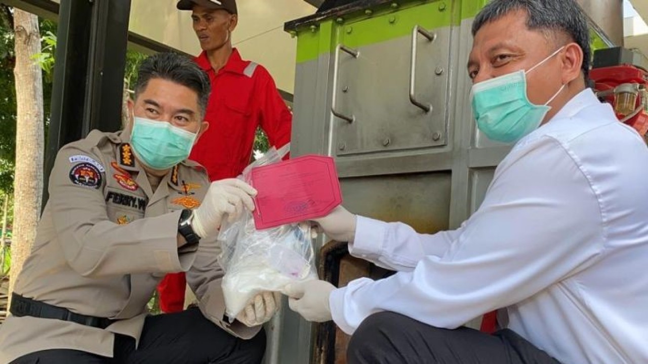 Kabid Humas Polda Sultra bersama Direktur Resnarkoba Polda Sultra saat memusnahkan barang bukti sabu-sabu. (Antara/La Ode Muh Deden Saputra)