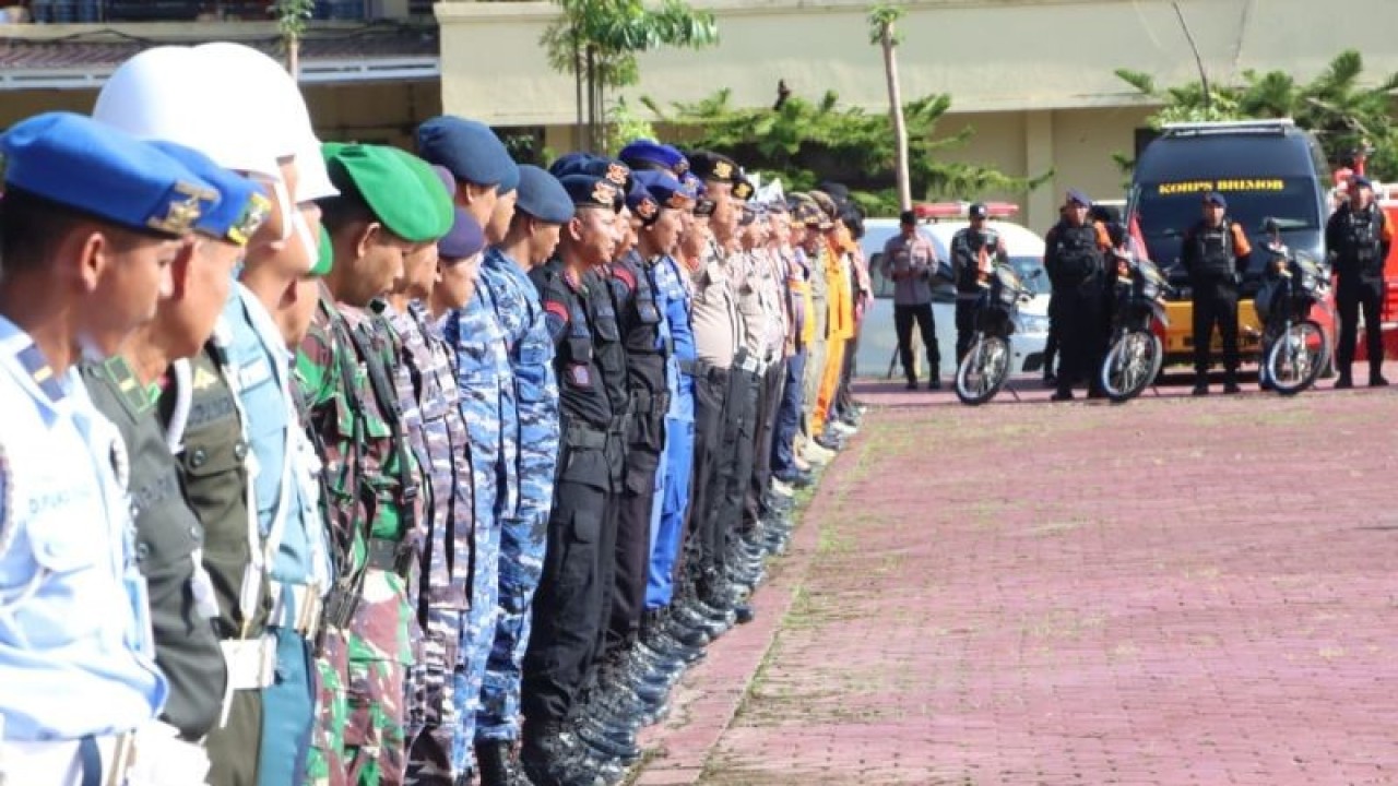Personel gabungan saat mengikuti apel gelar pasukan di Mako Polda Sultra. (Antara/La Ode Muh Deden Saputra)