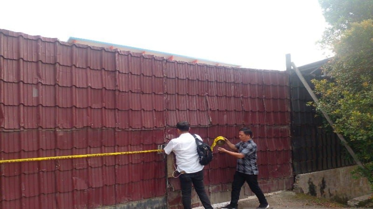 Dokumentasi, Personel polisi memasang police line pada gudang penyimpanan BBM berjenis solar, di Jalan Guru Sinumba, Medan Helvetia, Medan, Sumut. (ANTARA/M Sahbainy Nasution)