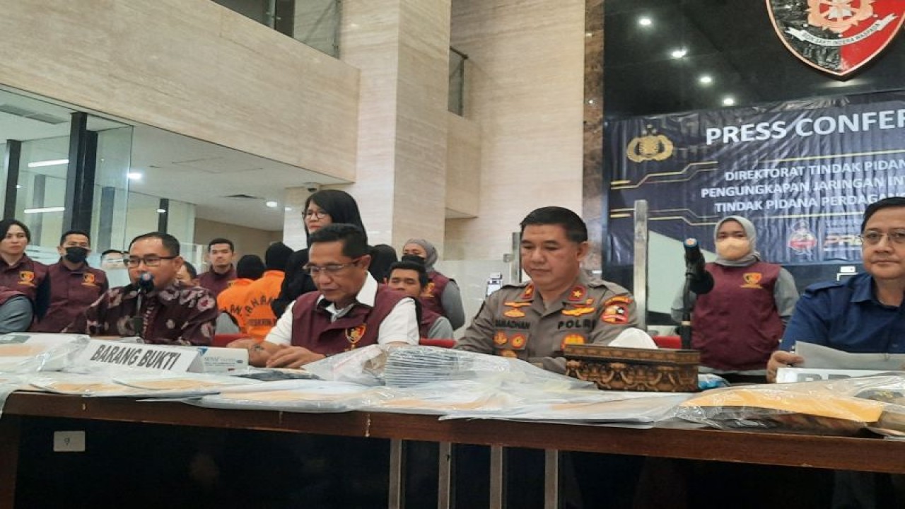 Direktur Tindak Pidana Umum (Dirtipidum) Brigjen Pol. Djuhandhani Rahardjo Puro (kedua kiri) didampingi Kepala Biro Penerangan Masyarakat (Karopenmas) Divisi Humas Polri Brigjen Pol. Ahmad Ramadhan memberikan keterangan pers pengungkapan kasus TPPO jaringan Indonesia Arab Saudi dan Turki, di Bareskrim Polri, Jakarta, Selasa (4/4/2023). ANTARA/Laily Rahmawaty