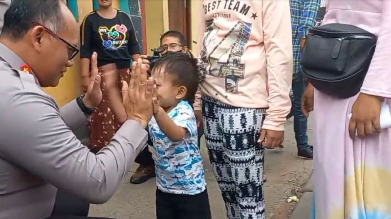 Kepala Kepolisian Resor Metro Jakarta Utara Komisaris Besar Polisi Gidion Arif Setyawan mengajak bermain anak korban kebakaran di Plumpang, Koja, Jakarta Utara, Kamis (6/4/2023). ANTARA/Abdu Faisal