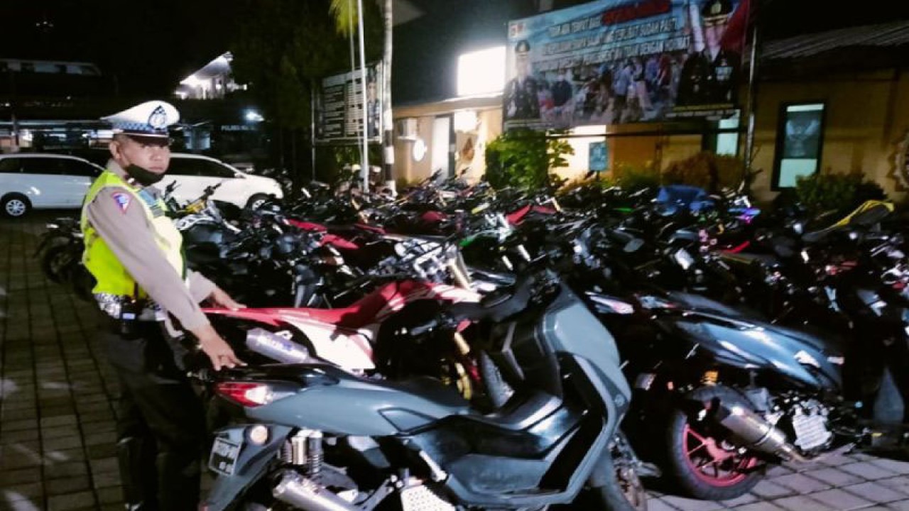 Petugas satlantas menunjukkan kendaraan roda dua dengan knalpot bising yang terjaring dalam giat patroli dinihari di Mataram, Kamis (6/4/2023). ANTARA/HO-Polresta Mataram