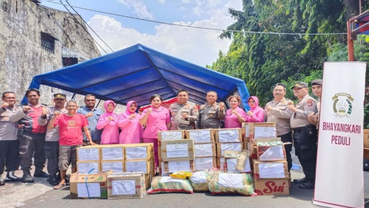 Kapolsek Pademangan Komisaris Polisi Binsar Hatorangan Sianturi menyerahkan bantuan sembako di lokasi tenda pengungsian kebakaran di RW 06 Pademangan Barat, Pademangan, Jakarta Utara, Sabtu (8/4/2023). ANTARA/HO-Polsek Pademangan