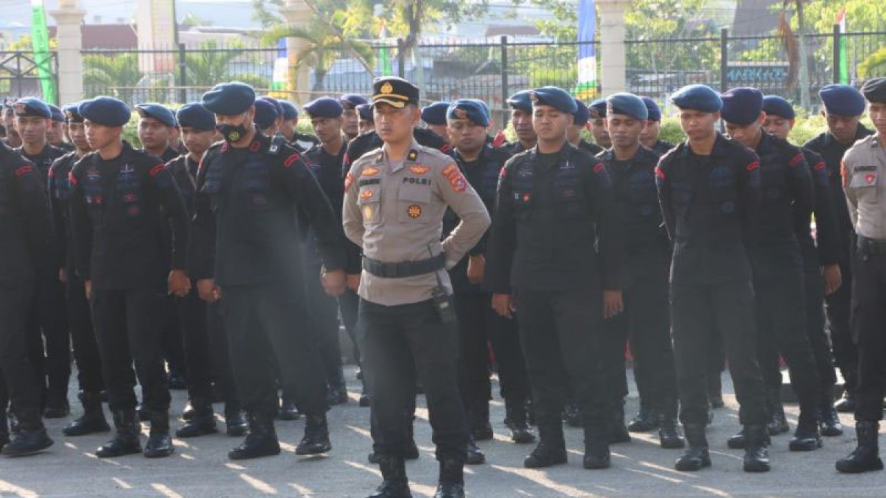 Personel pengamanan Rakornas Kemendagri RI. (Antara/La Ode Muh Deden Saputra)