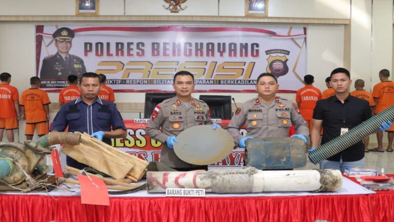 Kapolres Bengkayang menunjukkan barang bukti tindak pidana PETI. ANTARA/Wati