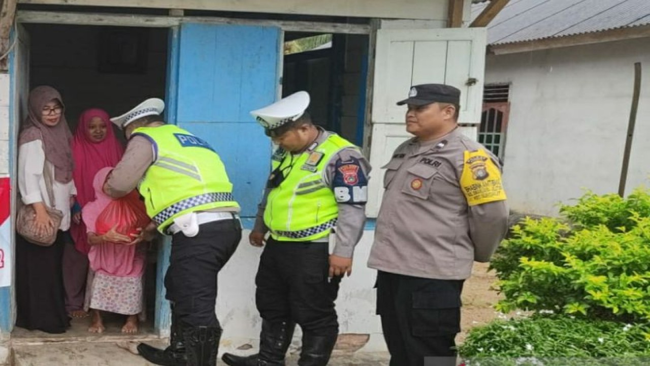 Personel polisi di Bangka menyalurkan bantuan paket kepada warga kurang mampu. ANTARA/Kasmono.