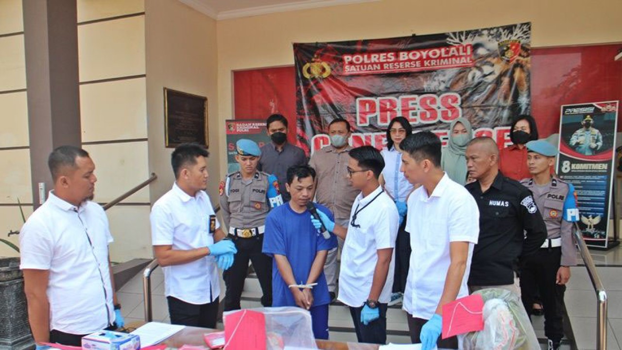 Kasat Reskrim Polres Boyolali AKP Donna Briyadi saat memeriksa tersangka kasus pembunuhan dalam konferensi pers di Mako Polres Boyolali, Jawa Tengah, Rabu (12/4/2023). ANTARA/Bambang Dwi Marwoto