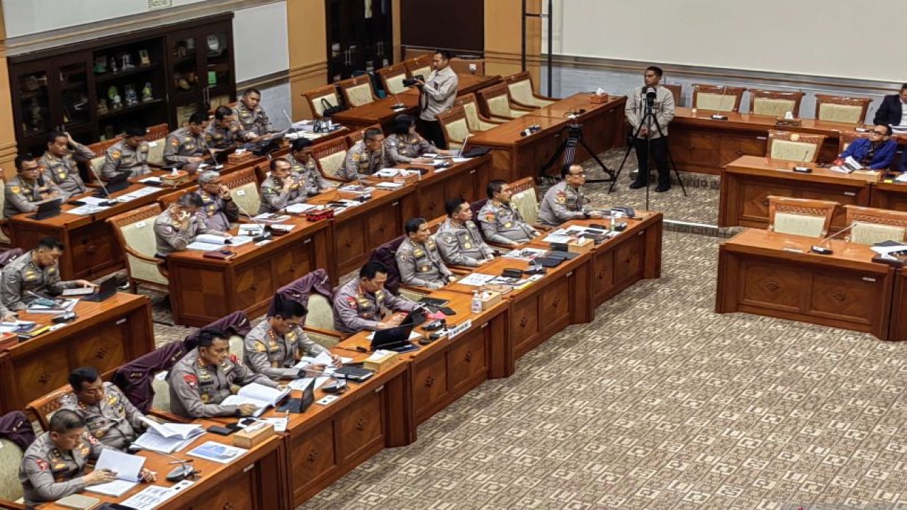Rapat kerja Komisi III DPR bersama Kapolri di Ruang Rapat Komisi III DPR, komplek parlemen, Senayan, Jakarta, Rabu (12/4/2023). (ANTARA/Melalusa Susthira K.)