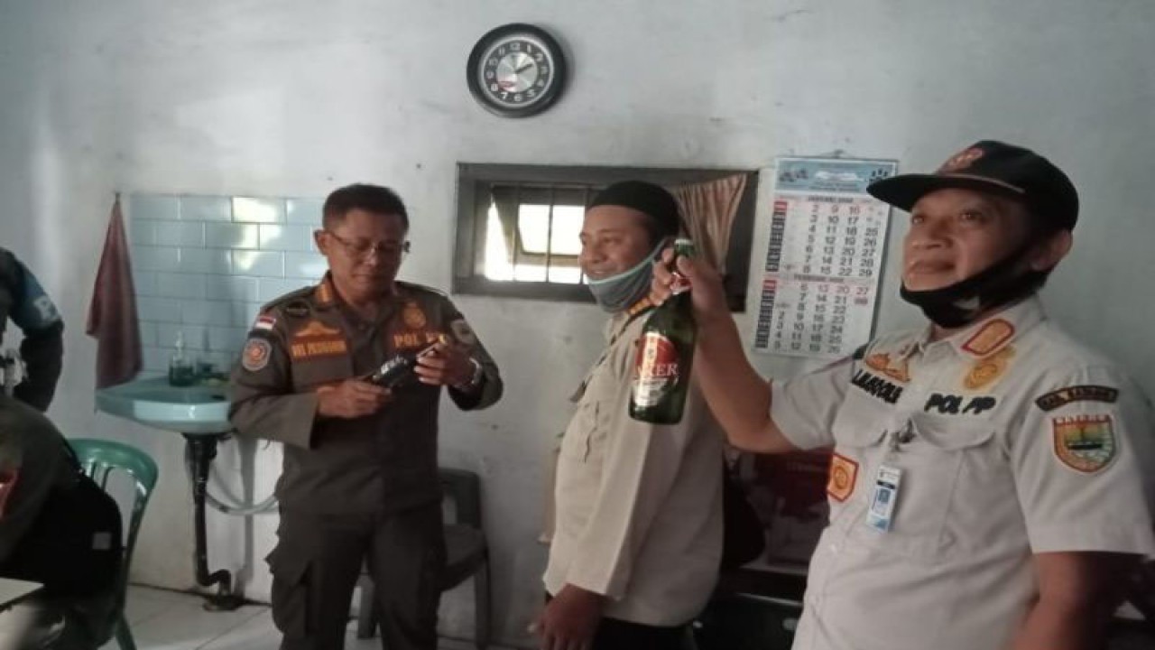 Kepala Bidang Penegakan Peraturan Daerah Satuan Polisi Pamong Praja Kabupaten Batang Batang Muhammad Masqon sedang menunjukan botol minuman keras dari hasil operasi di Batang, Rabu (12/4/2023). (ANTARA/Kutnadi)