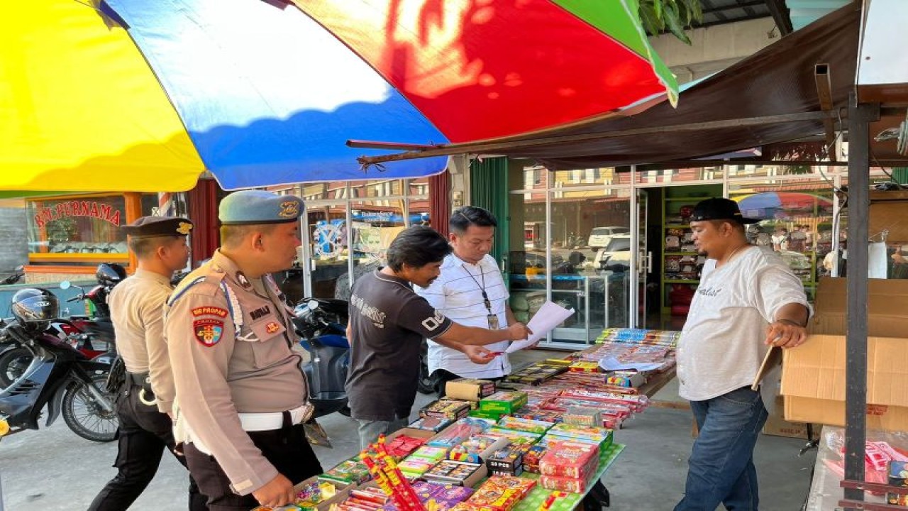 Petugas Kepolisian menyita petasan yang dijual di tepi-tepi jalan (ANTARA/HO-Humas Polres Karimun)