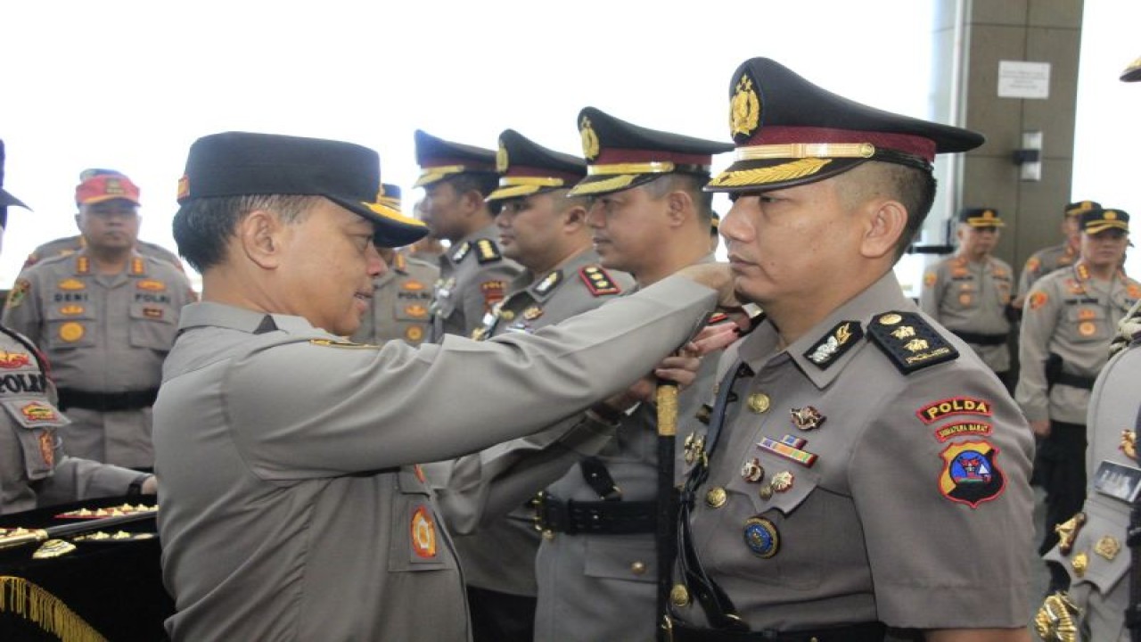 Kapolda Sumbar Irjen Polisi Suharyono melantik direskrimsus, kapolres Padang Pariaman dan Tanah Datar pada Rabu (12/4/2023). ANTARA/HO Polda Sumbar