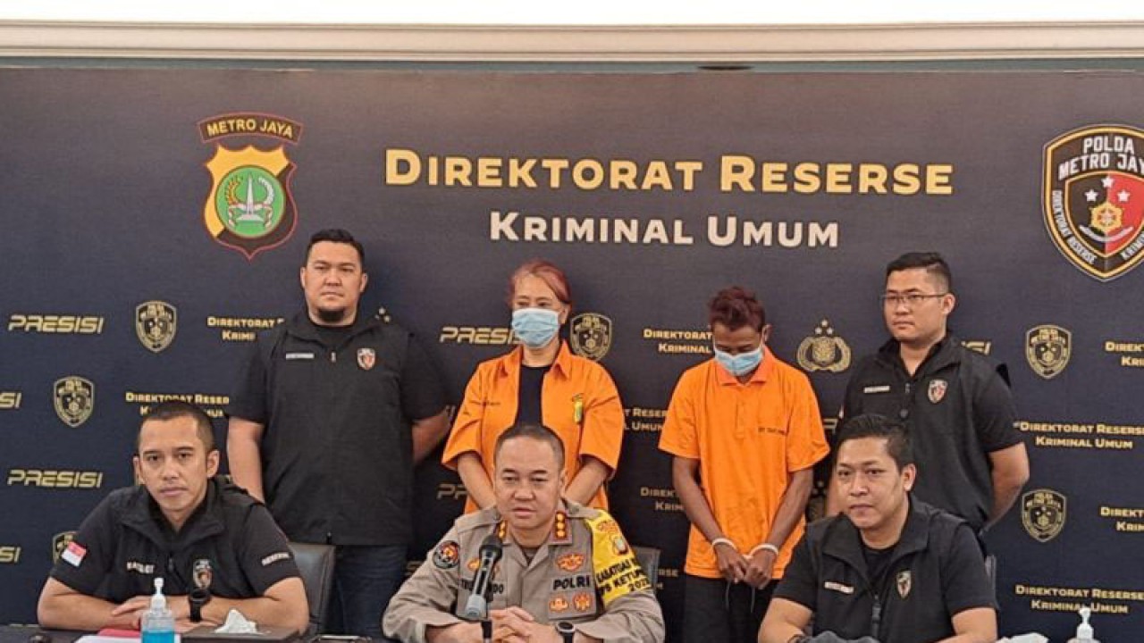 Kabid Humas Polda Metro Jaya Kombes Pol Trunoyudo Wisnu Andiko (tengah) bersama Kasubdit Jatanras Polda Metro AKBP Indrawienny Panjiyoga (kiri) saat melakukan konferensi pers di Jakarta, Kamis (20/4/2023). ANTARA/Ilham Kausar