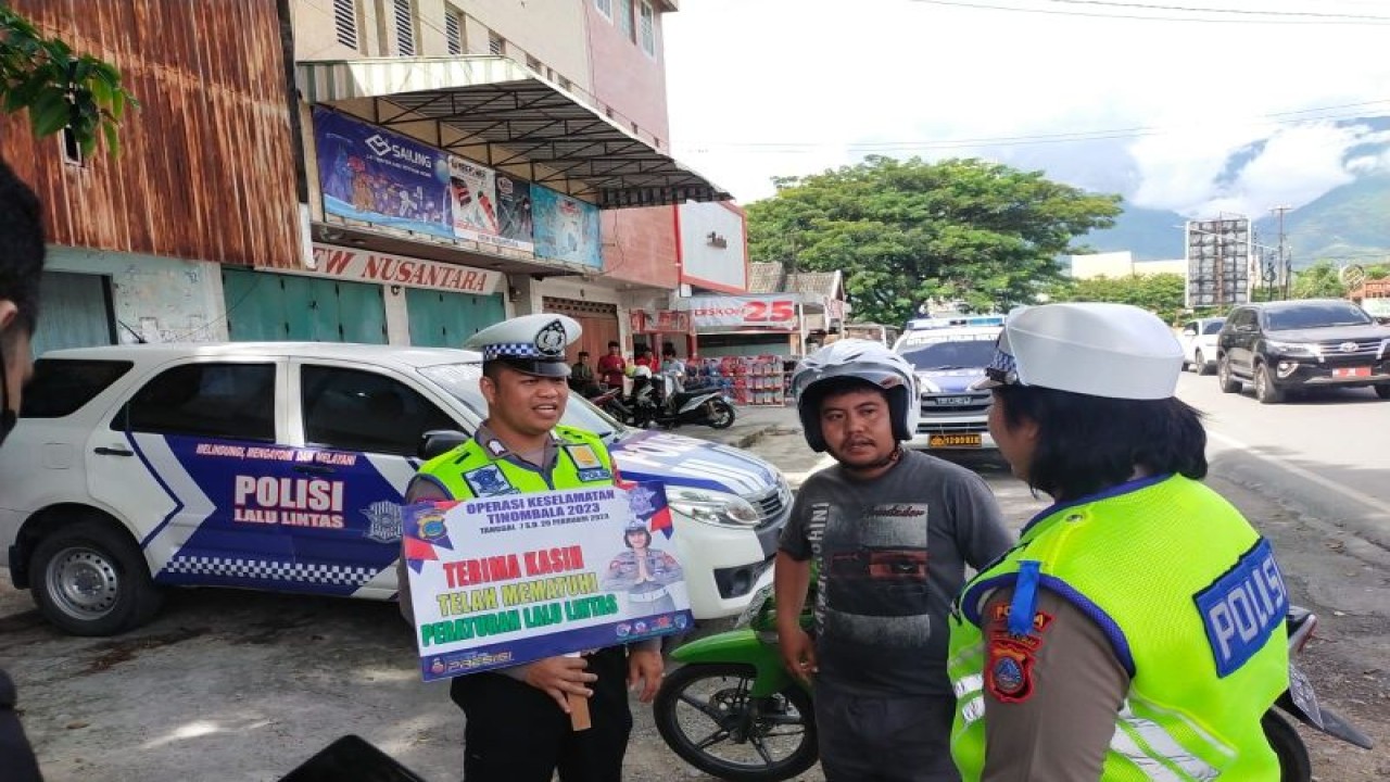 Dirlantas Polda Sulteng memberikan sosialisasi tentang tertib berlalu lintas kepada pengendara yang melintas di salah satu persimpangan traffic light di Kota Palu. ANTARA/HO-Dirlantas Polda Sulteng