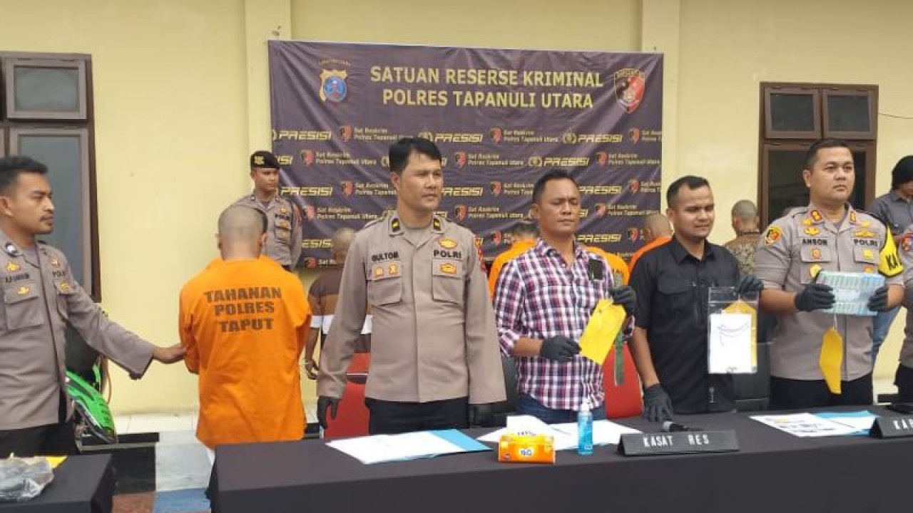 Kapolres Tapanuli Utara AKBP Johanson Sianturi (nomor 2 dari kanan) menjelaskan kasus pencurian perhiasan emas seberat 520 gram senilai Rp520.000.000. ANTARA/HO-Humas Polres Taput