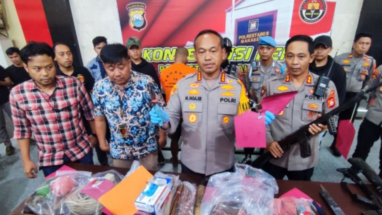 Kapolrestabes Makassar Kombes Pol Mokhamad Ngajib (tengah) bersama jajarannya menunjukkan barang bukti seribuan anak panah serta busur dan senjata tajam usai menggerebek pabrik senjata tajam jenis busur di halaman kantor Polrestabes Makassar, Sulawesi Selatan, Jumat (28/4/2023). ANTARA/Darwin Fatir.