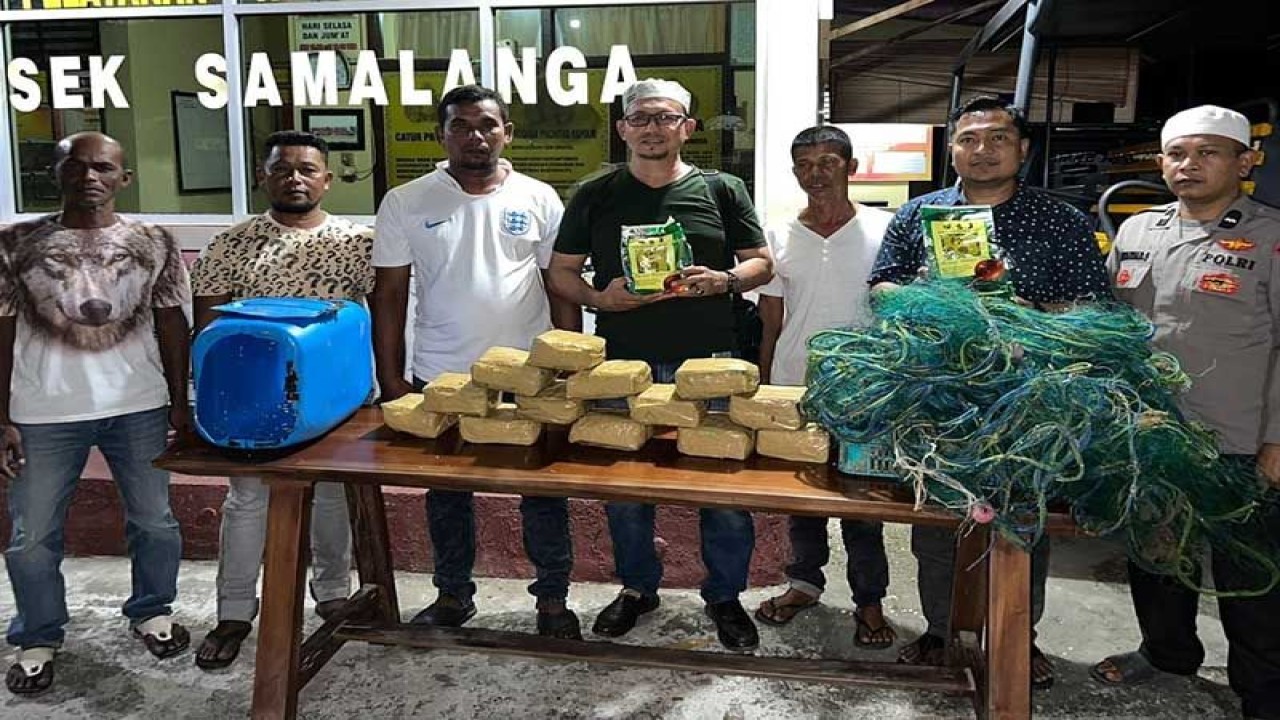 Narkoba jenis sabu-sabu dengan berat 15 kilogram beserta jeriken yang ditemukan nelayan di perairan selat Malaka, Bireuen, Aceh. ANTARA/HO/Bidhumas Polda Aceh