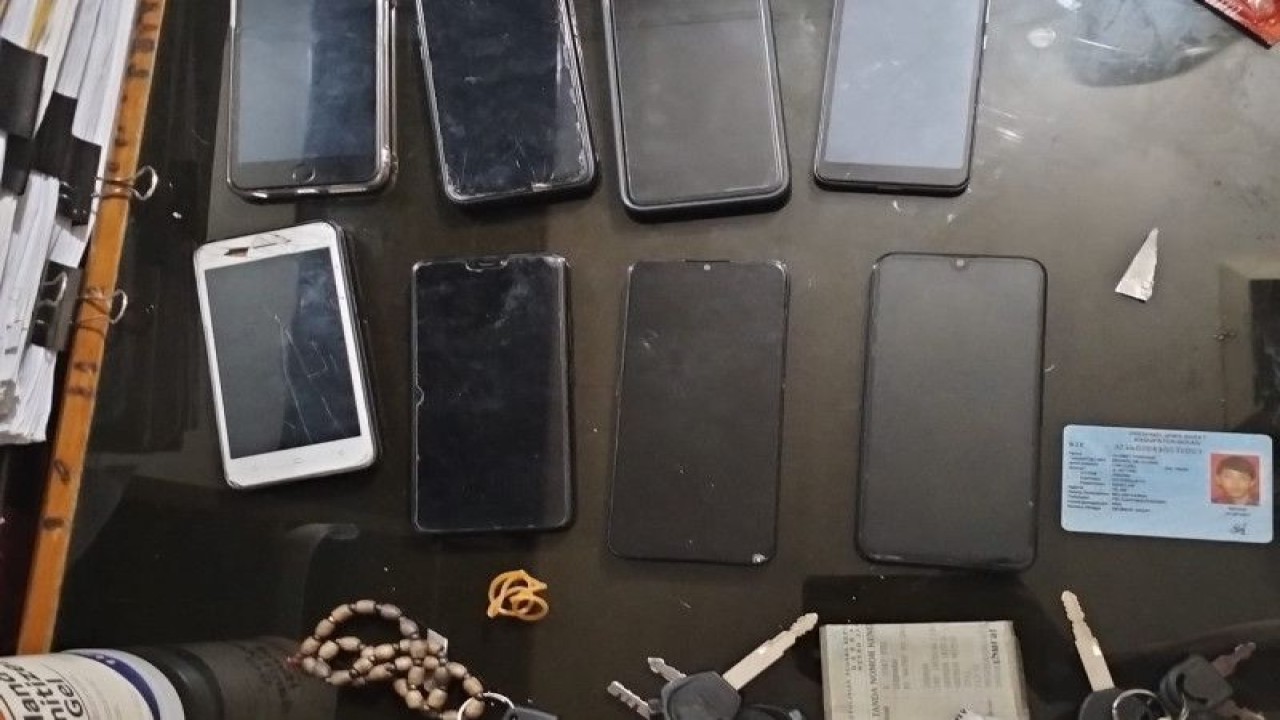 Sejumlah barang bukti para pelaku prostitusi daring yang telah disita oleh anggota Polsek Cilincing, Jakarta. HO-Polsek Cilincing