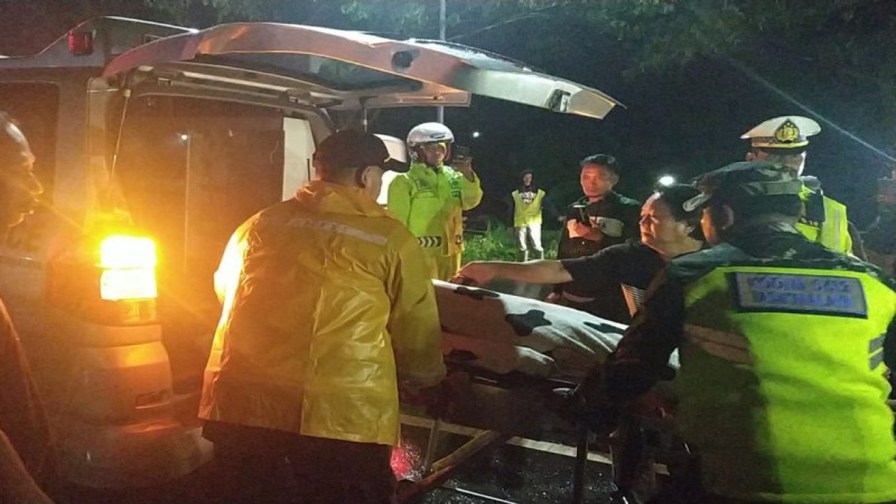 Polisi membantu evakuasi pemudik yang meninggal dunia di wilayah Lingkar Gentong, Kabupaten Tasikmalaya, Jawa Barat, Selasa (25/4/2023) malam. (ANTARA/HO-Humas Polres Tasikmalaya Kota)