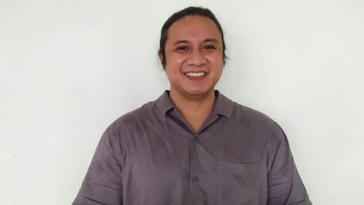 Anggota DPRD Maluku asal daerah pemilihan Kabupaten Buru dan Kabupaten Buru Selatan Michiel Tasaney minta transparansi polisi ungkap pemilik bahan kimia yang jatuh dari peti kemasi di laut. (3/4/2023). (ANTARA/daniel)