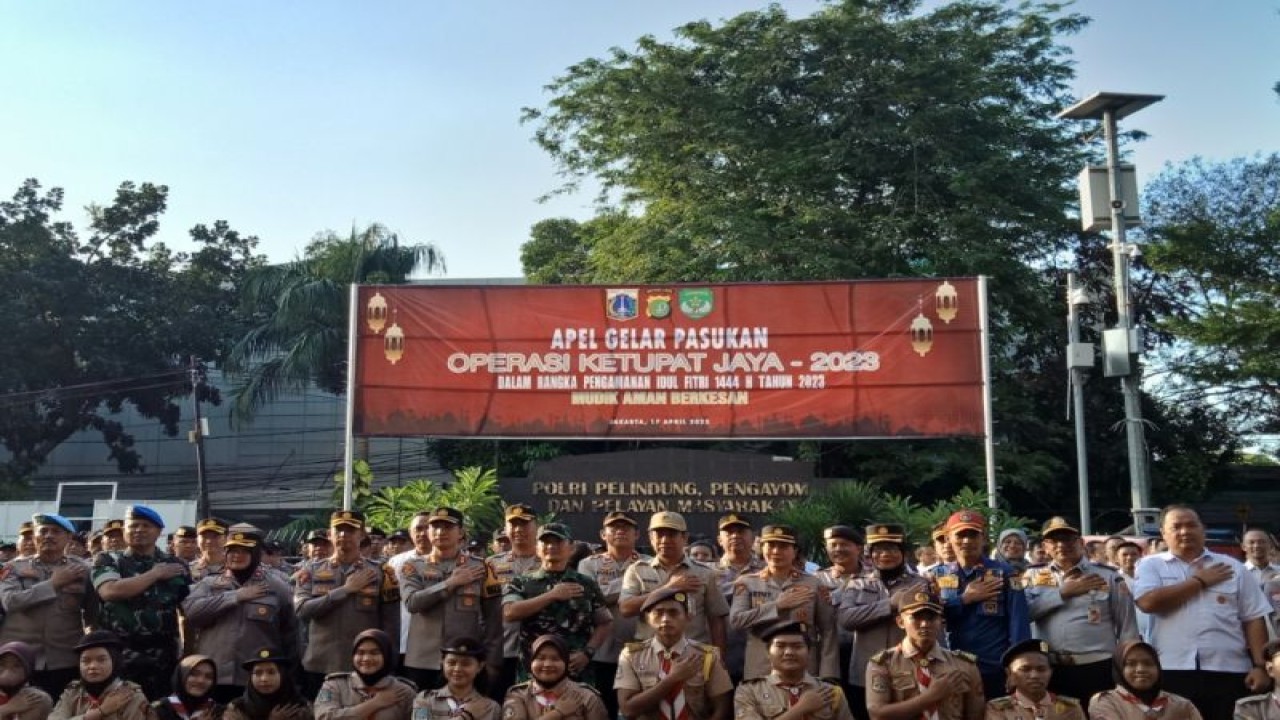 Peserta apel gelar pasukan operasi ketupat jaya melakukan pose bersama usai apel, Polres Metro Jakarta Selatan, Senin (17/4). (ANTARA/Redemptus Elyonai Risky Syukur)