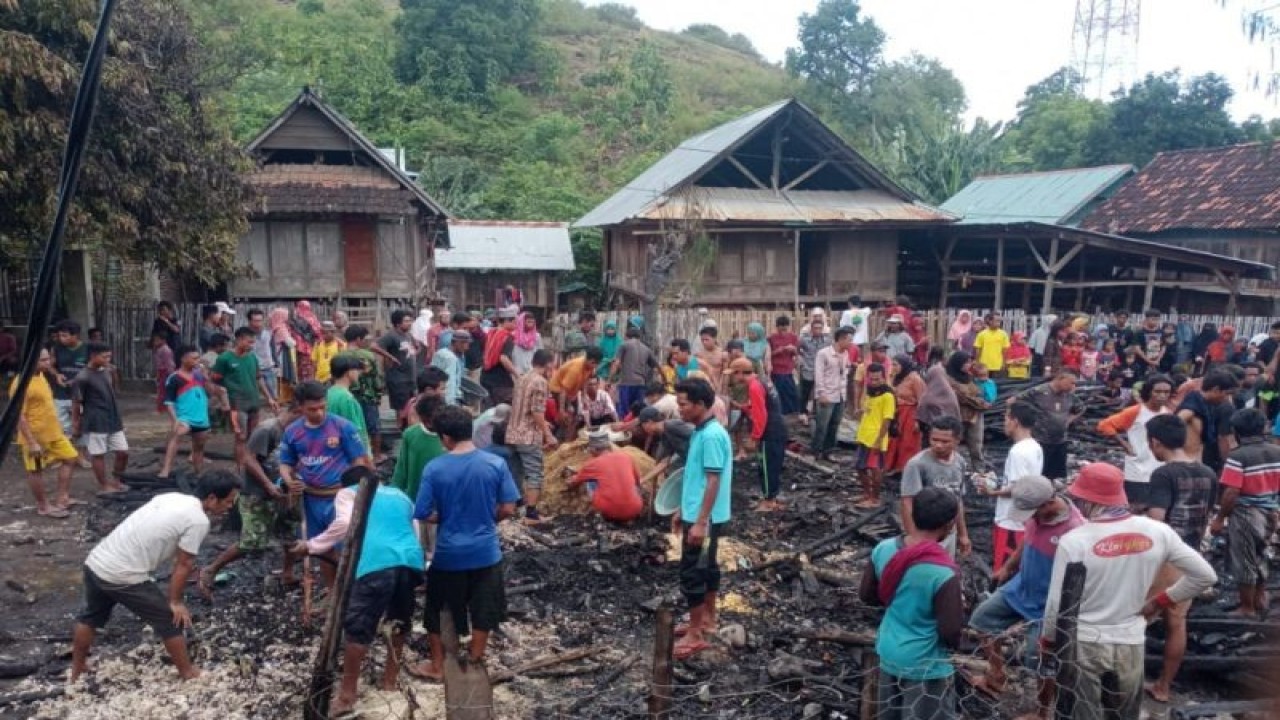 Warga menangani rumah warga yang terbakar di Kabupaten Bima, Nusa Tenggara Barat, Kamis (27/4/2023). (ANTARA/HO-Humas Polres Bima)