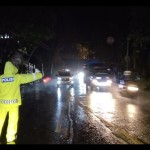 Polisi mengatur lalu lintas saat terjadi hujan di Jalur Nagreg, Kabupaten Bandung, Jawa Barat. (ANTARA/Bagus Ahmad Rizaldi)-1682587461
