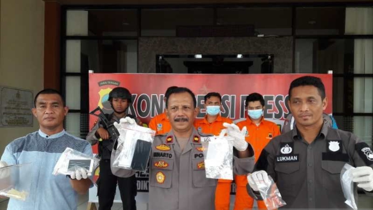 Polisi menunjukkan barang bukti sabu hasil Operasi Bersinar Candi 2023. ANTARA/Heru Suyitno