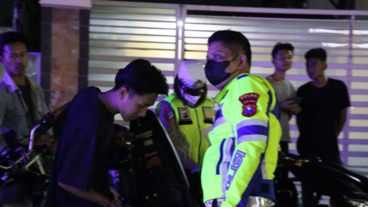 Personel Polres Pematang Siantar merazia sepeda motor pada Operasi Pekat Toba 2023. (ANTARA/HO- Humas Polres Pematang Siantar)