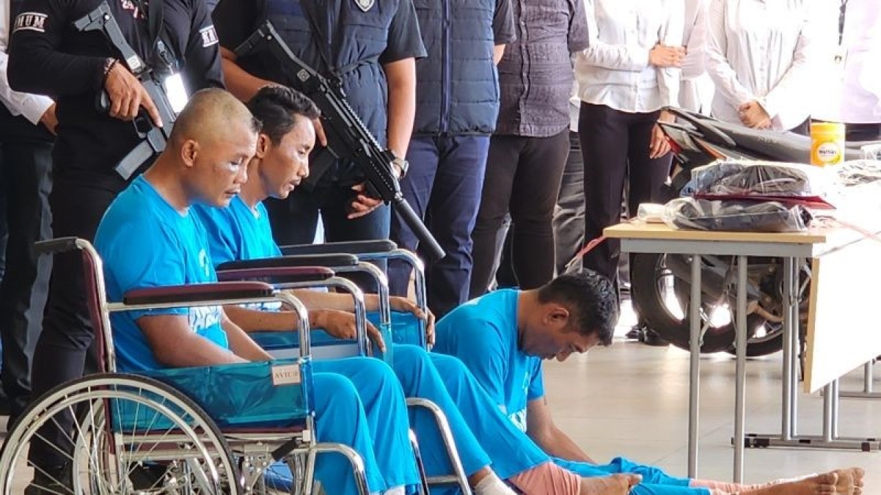 Tiga perampok bersenjata api yang beraksi di Cilacap beberapa waktu lalu dihadirkan dalam pers rilis di Mapolda Jateng di Semarang, Senin (3/4/2023). (ANTARA/ I.C.Senjaya)
