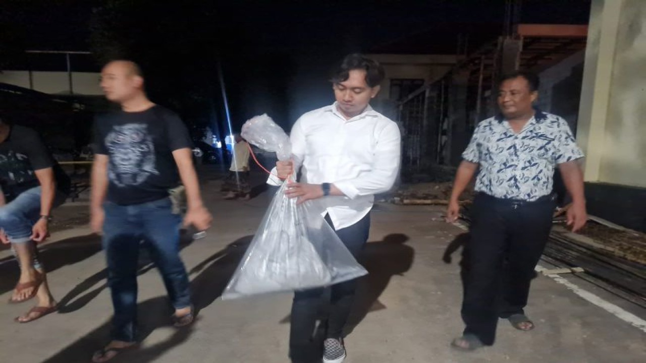 Petugas Polres Situbondo mengamankan obat petasan di sebuah rumah kosong di Desa Curah Jeru, Kecamatan Panji, Situbondo. Senin (3/4/2023) malam ANTARA/HO-ist
