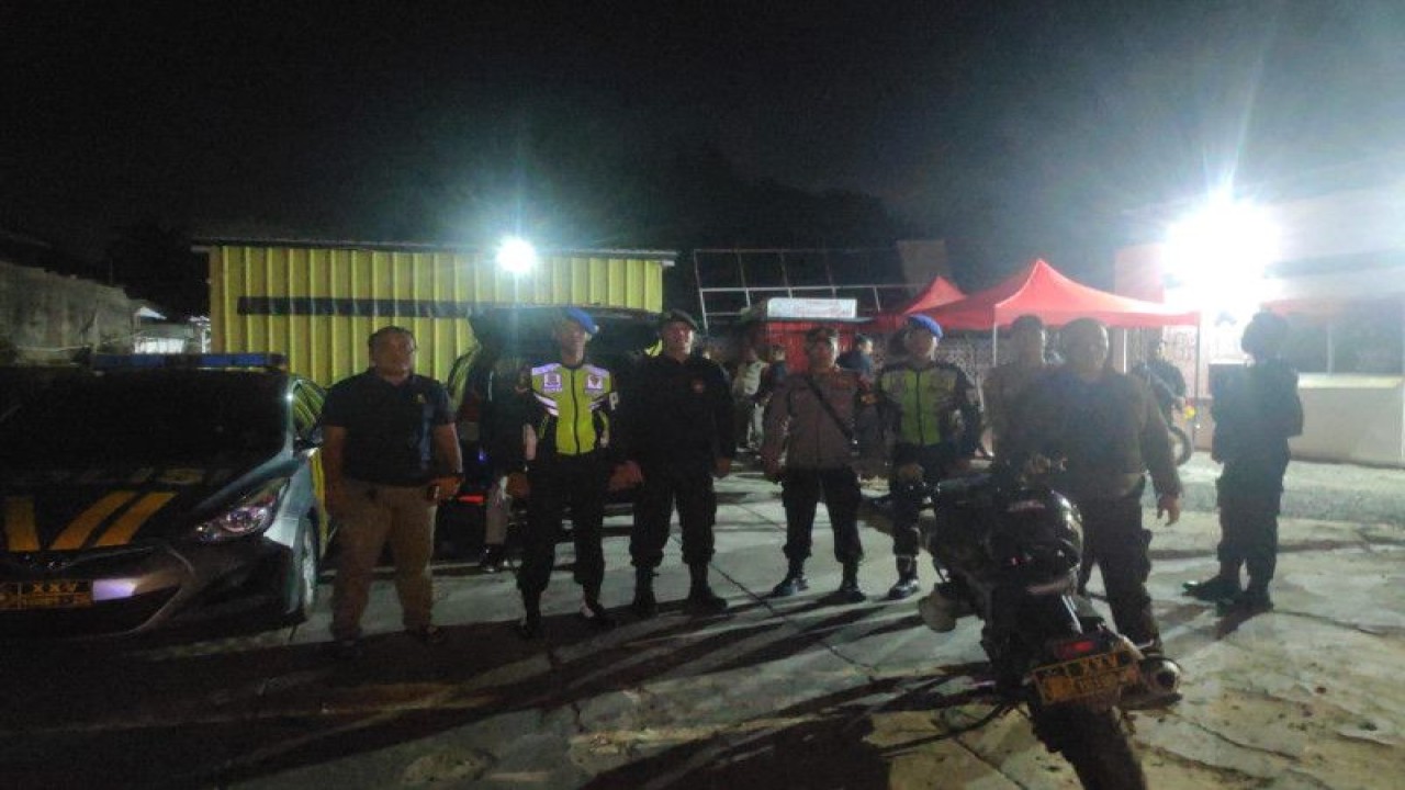 Polisi dan TNI sedang melakukan olah di lokasi perkara pengeroyokan anggota TNI, Bandarlampung, Selasa (4/3/2023). ANTARA/Dian Hadiyatna