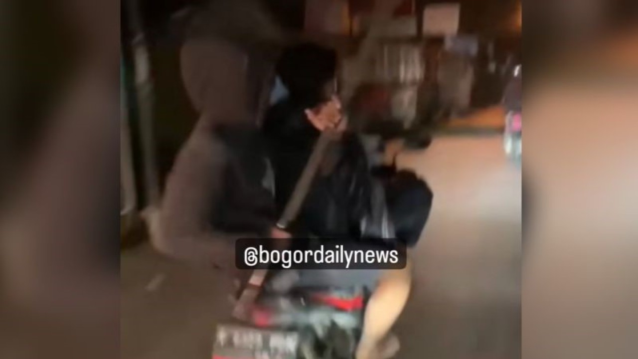 Remaja konvoi membawa pedang di wilayah Kecamatan Babakanmadang, Kabupaten Bogor, Jawa Barat. (ANTARA/HO-Tangkapan Layar Instagram @bogordailynews)