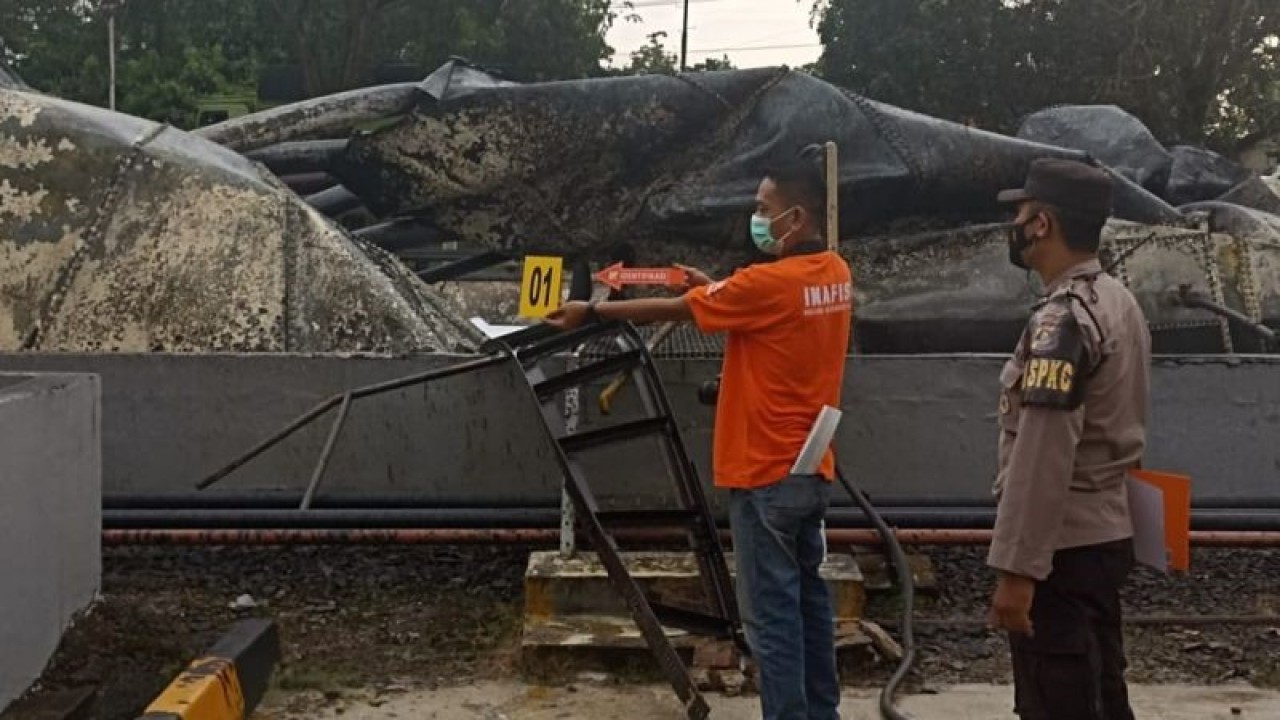 Personel Kepolisian Resor Banyuasin melakukan olah tempat kejadian perkara meledaknya stasiun pompa minyak mentah milik PT Pertamina Gas di Jalan Lintas Timur Sumatera ruas Palembang - Betung, Banyuasin, Sumatera Selatan, Minggu (16/4/2023) ANTARA/HO-Satreskrim Polres Banyuasin