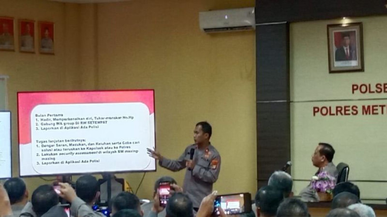 Kapolsek Tambora, Kompol Putra Pratama memberi penjelasan kepada jajaran Barhakam Polri di Polsek Tambora, Rabu (12/4/2023). ANTARA/Ho-Polsek Tambora