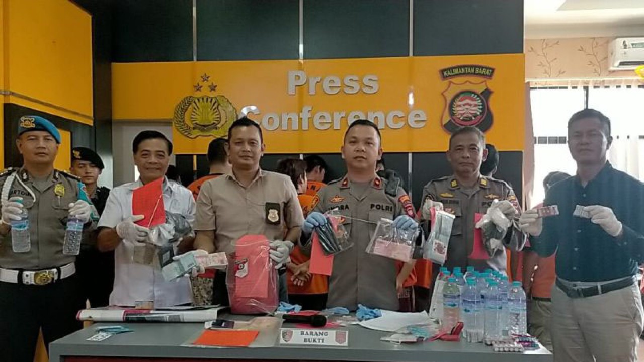 Polres Singkawang menggelar konfrensi pers atas pengungkapan 34 kasus selama kegiatan Operasi Pekat Kapuas di Singkawang. ANTARA/Rudi.